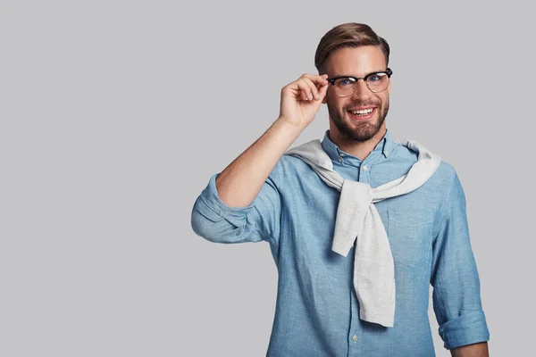 Bell'uomo che aggiusta gli occhiali — Foto Stock