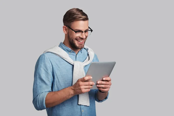 Hombre en gafas con tableta digital — Foto de Stock