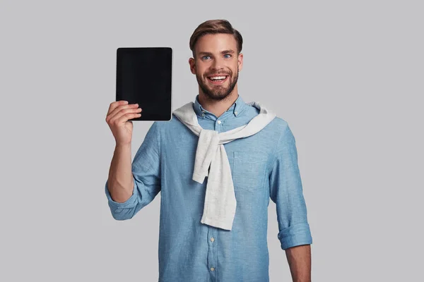 Uomo in possesso di tablet digitale — Foto Stock