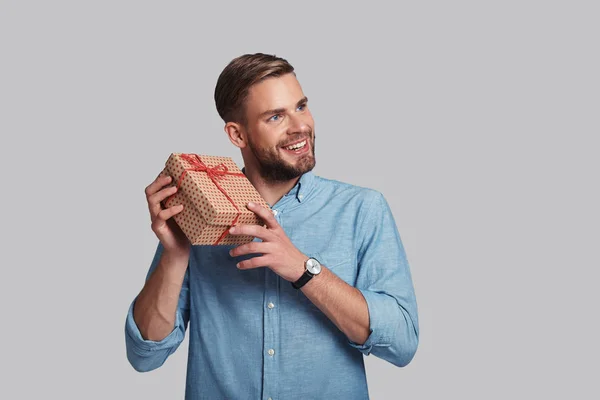 Homme avec cadeau boîte cadeau présent — Photo