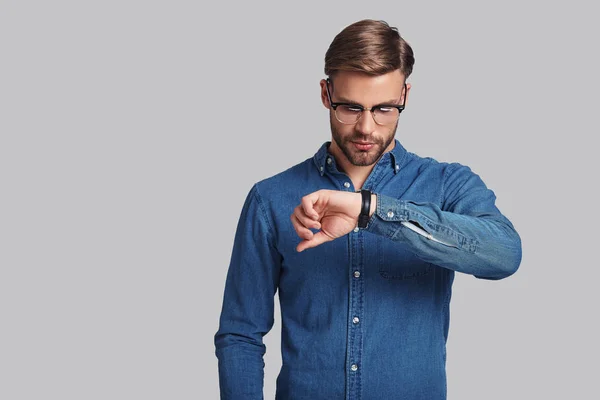 Mannen i glasögon kontroll tid — Stockfoto