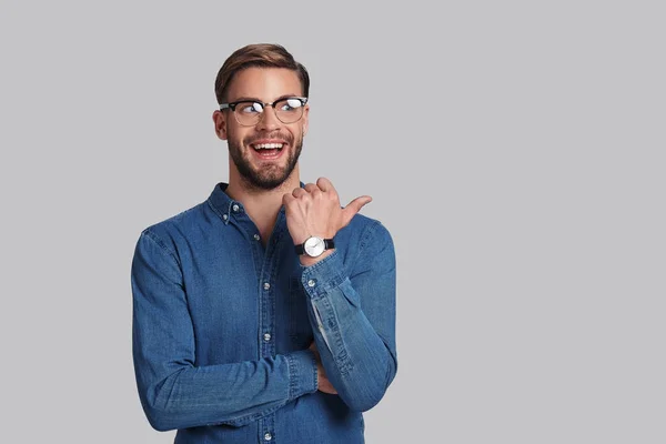 Muž v brýlí ukazující prstem zpět — Stock fotografie