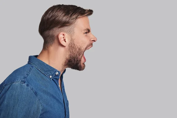 Hombre gritando y sintiéndose enojado —  Fotos de Stock