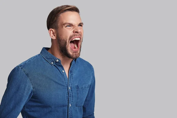 Hombre gritando y sintiéndose enojado —  Fotos de Stock