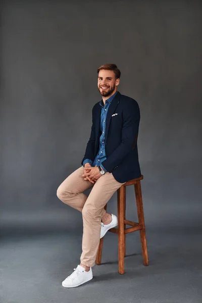 Sorrindo bom olhar jovem — Fotografia de Stock