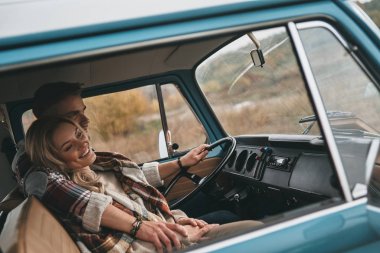 Kucaklayan ve eski model araba seyahat zevk aşk çekici genç Çift