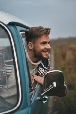 dostum pencereden dışarı bakarak ve zevk içinde eski model araba seyahat