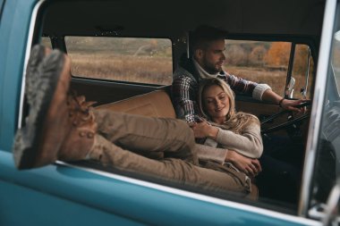 eski model araba, dinlenme ve onun erkek arkadaşı yalan kadın seyahat zevk aşık genç Çift 