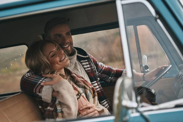 Attractive Young Couple Love Embracing Enjoying Travel Vintage Car — Stock Photo, Image