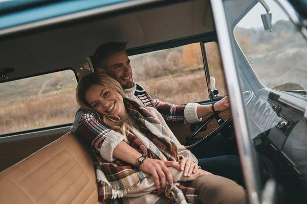 Atractiva Pareja Joven Enamorada Abrazando Disfrutando Los Viajes Coche Vintage —  Fotos de Stock