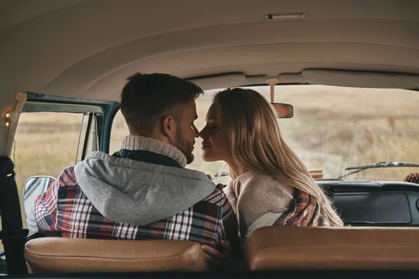 Coqueteando Hermosa Pareja Amor Disfrutando Los Viajes Coche Vintage —  Fotos de Stock