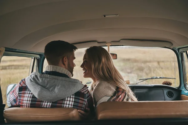 Coqueteando Hermosa Pareja Amor Disfrutando Los Viajes Coche Vintage —  Fotos de Stock