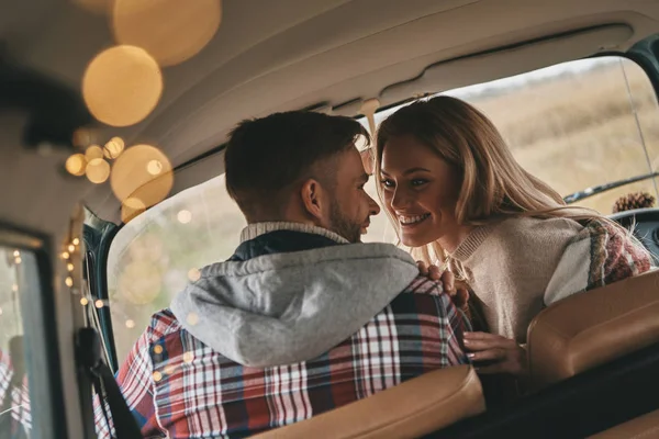 Flirty Piękny Para Zakochanych Korzystających Podróży Zabytkowych Samochodów — Zdjęcie stockowe