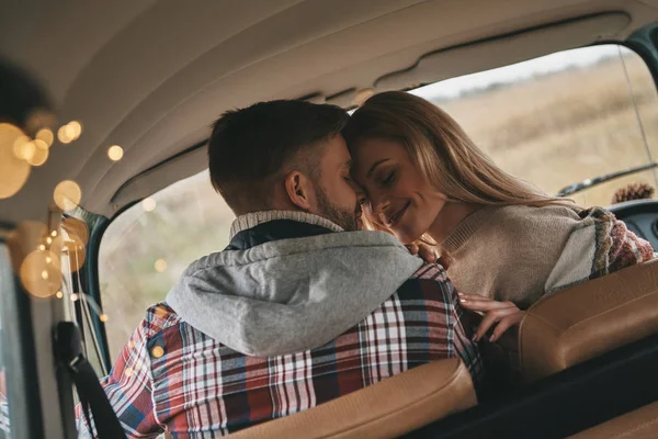 Flirting Beautiful Couple Love Enjoying Travel Vintage Car — Stock Photo, Image