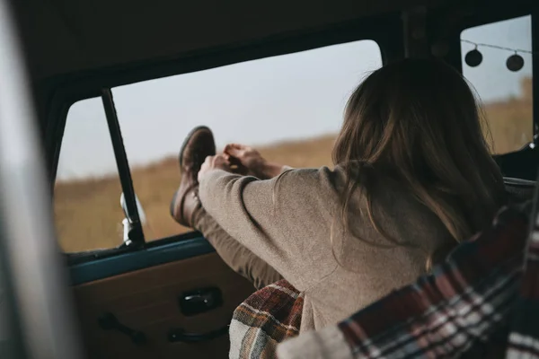 Femme Attache Lacets Tandis Que Assis Dans Voiture — Photo