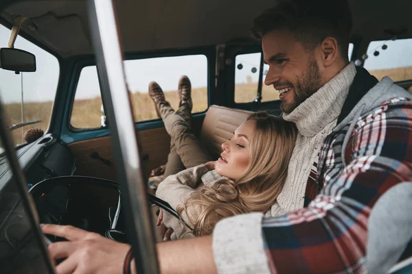 Jovem Casal Apaixonado Desfrutando Viagens Carro Vintage Mulher Descansando Deitado — Fotografia de Stock