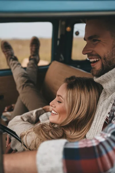 Jovem Casal Apaixonado Desfrutando Viagens Carro Vintage Mulher Descansando Deitado — Fotografia de Stock