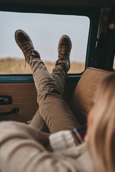 Жінка Відпочиває Лежить Машині Під Час Подорожі Ноги Вікні — стокове фото