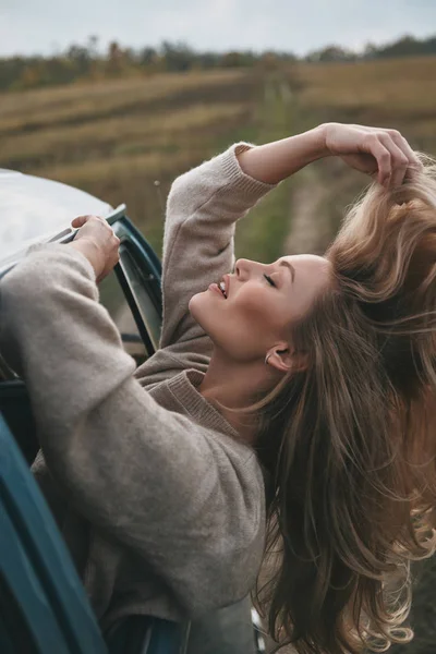 Ελκυστική Ξανθιά Γυναίκα Κλίνει Έξω Από Παράθυρο Του Αυτοκινήτου Van — Φωτογραφία Αρχείου