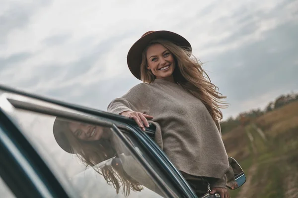 Atraktivní Blondýnka Vyklání Okna Auta Van Těší Cestování — Stock fotografie