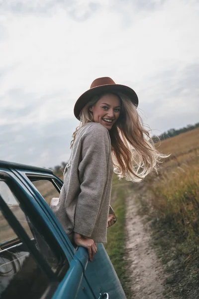 Atractiva Mujer Rubia Inclinada Por Ventana Del Coche Van Disfrutando —  Fotos de Stock