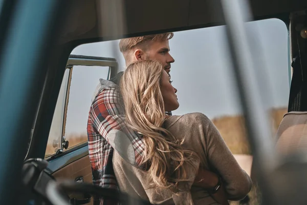 Schönes Junges Paar Umarmt Sich Freien Der Nähe Von Minivan — Stockfoto