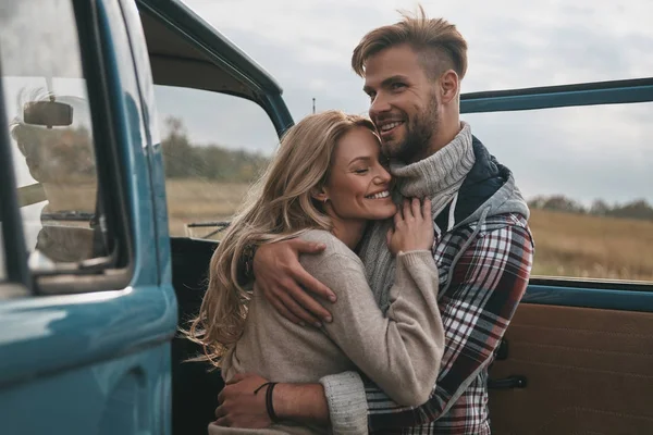 Alegre Hermosa Pareja Abrazando Aire Libre Cerca Estilo Retro Mini — Foto de Stock