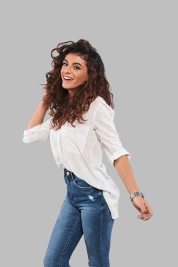Kıvırcık saçlı studio gülümseyen güzel esmer kadın