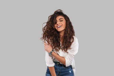 Kıvırcık saçlı studio gülümseyen güzel esmer kadın