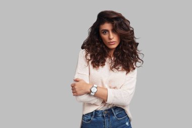 Gri bir arka plana dayanır studio ve kameraya bakarak poz muhteşem bir esmer kadın