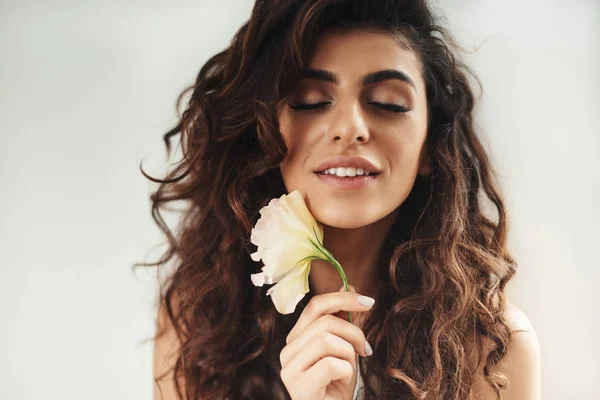 Attractive Brunette Woman Closed Eyes Holding Flower Studio — Stock Photo, Image
