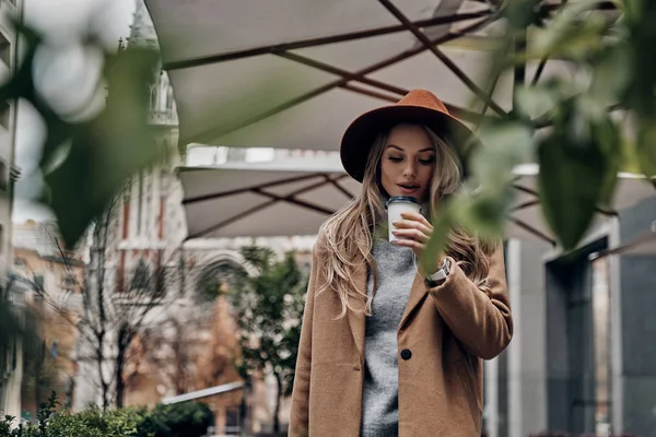 Donna Bionda Attraente Alla Moda Che Tiene Tazza Caffè Mentre — Foto Stock