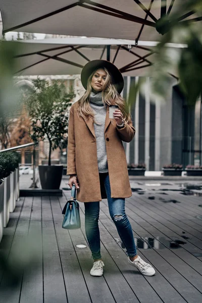 Fashionabla Attraktiv Blond Kvinna Håller Kaffekoppen Medan Promenader Utomhus City — Stockfoto