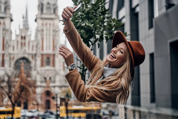 Selfie を取る都市で時間を過ごす豪華なブロンドの女性 — ストック写真