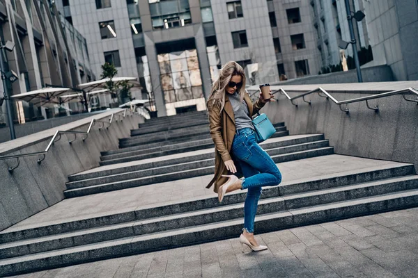 Fashionabla Attraktiv Blond Kvinna Håller Kaffekoppen Medan Promenader Utomhus Staden — Stockfoto