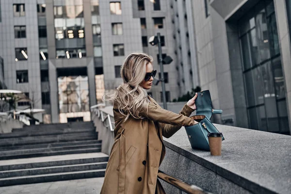 Fashionabla Attraktiv Blond Kvinna Håller Kaffekoppen Medan Promenader Utomhus Staden — Stockfoto