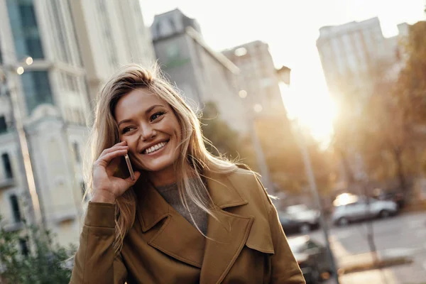 Attractive Blonde Young Woman Talking Smart Phone While Standing Outdoors — Stock Photo, Image