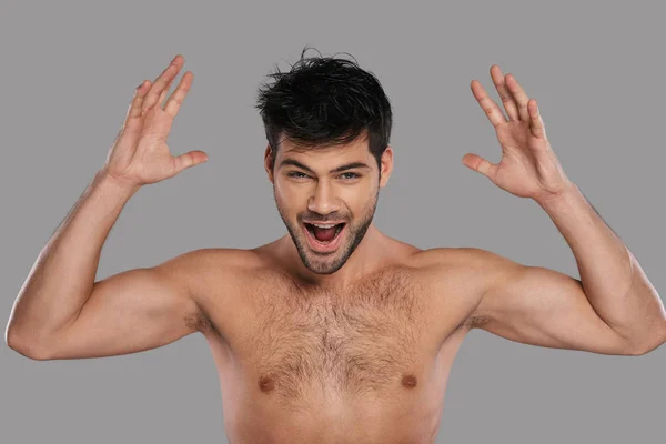 Shirtless Šťastný Mladý Muž Vlasy Rozcuchaný Gestikuloval Rukama — Stock fotografie