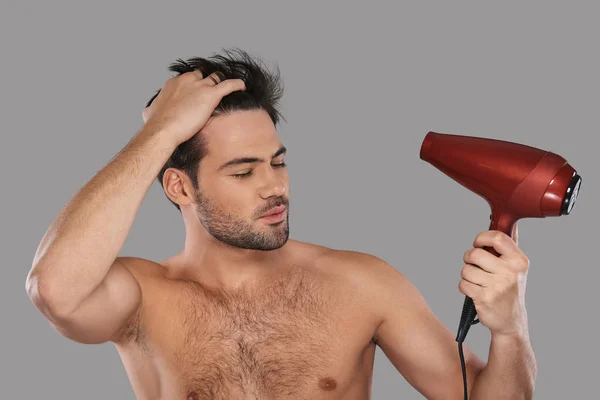 Sem Camisa Bonito Jovem Secando Seu Cabelo Enquanto Está Contra — Fotografia de Stock