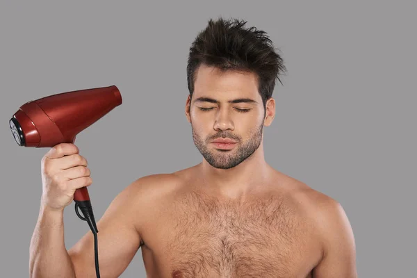 Camicia Bello Giovane Uomo Asciugandosi Capelli Mentre Piedi Contro Sfondo — Foto Stock