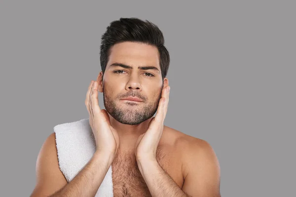 Schöner Mann Berührt Gesicht Vor Grauem Hintergrund Mit Weißem Handtuch — Stockfoto