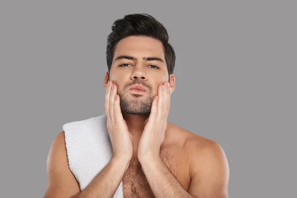 Jovem Bonito Tocando Seu Rosto Toalha Branca Ombro — Fotografia de Stock