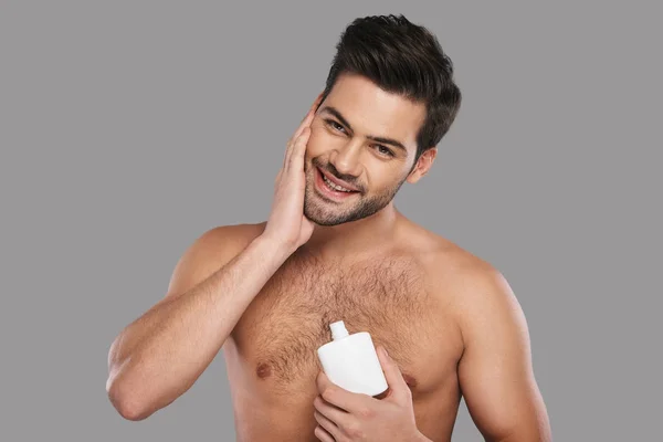 Shirtless Handsome Man Applying Aftershave Lotion Smiling While Standing Grey — Stock Photo, Image