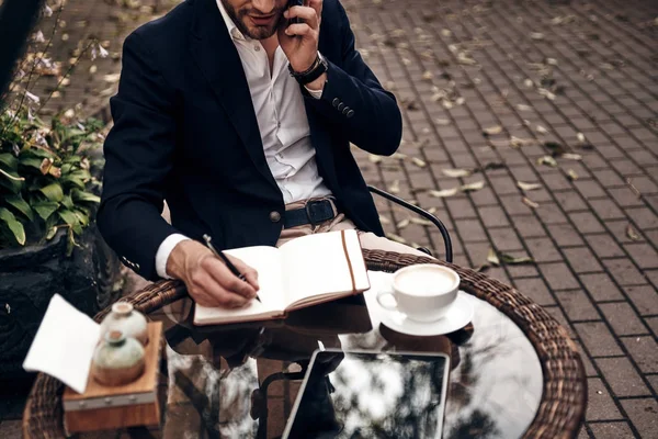 Jovem Desgaste Casual Inteligente Falando Telefone Inteligente Escrevendo Ideias Diário — Fotografia de Stock