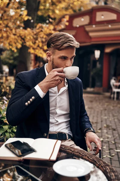 Bonito Homem Negócios Beber Café Enquanto Sentado Restaurante Livre — Fotografia de Stock