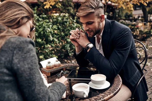 Jovem Bonito Ter Uma Conversa Com Mulher Restaurante Entrevista Emprego — Fotografia de Stock