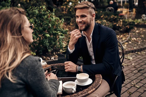 Stilig Ung Man Att Ett Samtal Med Kvinnan Restaurang Jobb — Stockfoto