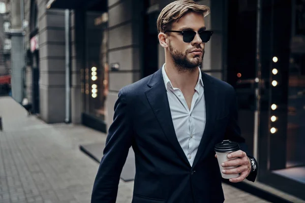 Bonito Jovem Homem Negócios Desgaste Casual Inteligente Carregando Copo Descartável — Fotografia de Stock