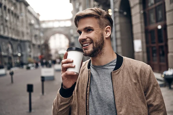 Yakışıklı Genç Adam Şehirde Sokak Taze Kahve Enjoying — Stok fotoğraf