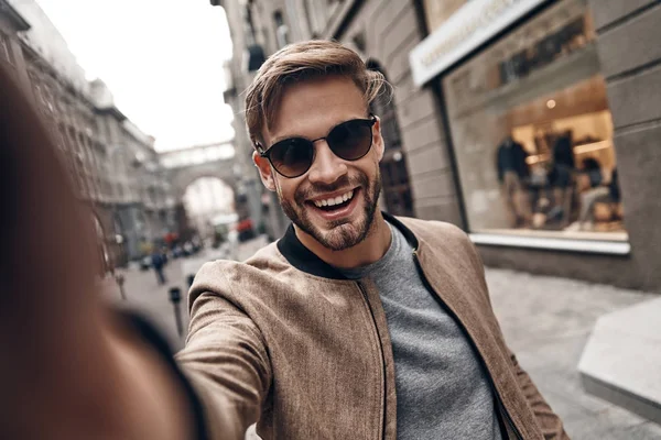 Muito Charmoso Auto Retrato Belo Jovem Casual Desgaste Sorrindo Enquanto — Fotografia de Stock